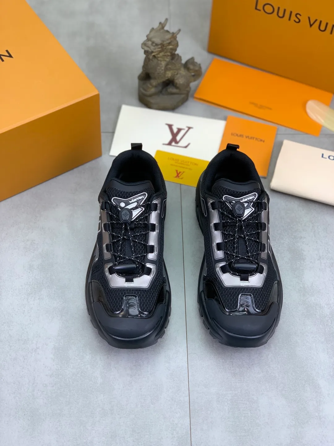 Men's Men's Shoes💰P740 New High Version LV Louis Vuitton L Jialu Brand Runner Tatic Series Thick Sole Casual Sports Shoes Running Shoes Original Purchase Development Production This LV Runner Tatic sports shoe combines technical materials such as mesh fabric and ribbons to interpret the inspiration of traditional mountaineering shoes. LV letters are written on one side, the lariat buckle of the quick lacing system is embellished with Monogram flowers and Louis Vuitton logos, and the light and wear-resistant rubber outsole completes the whole package. The delivery counter is beautifully packaged🛍📦 ▪️Fabrics: Original imported custom technical fabric + mesh ▪️Inner lining: Original customized breathable mesh ▪️Sole: Original open-molded anti-slip rubber combination material ▪️Sole thickness: 4CM ▪️Size: Men's 39-44 (38 45 (customized)